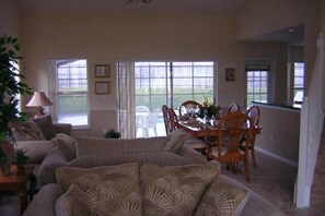 House, 5 Bedrooms | Living area