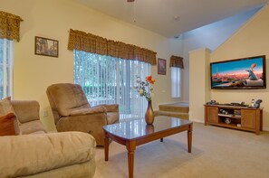 Hus, 3 soverom | Oppholdsområde | Flatskjerm-TV