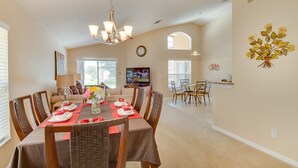 Ferienhaus, 4 Schlafzimmer | Essbereich im Zimmer