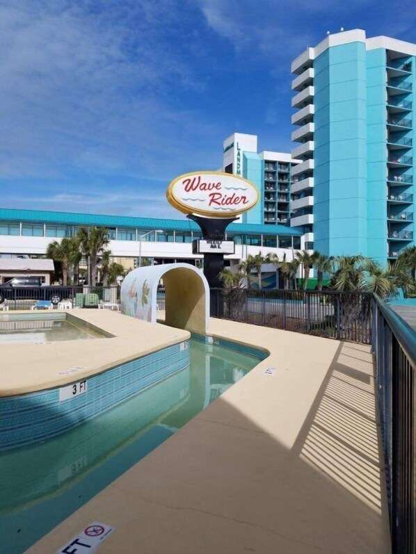 حمام سباحة خارجي