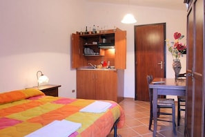 Cortinas blackout y tabla de planchar con plancha 