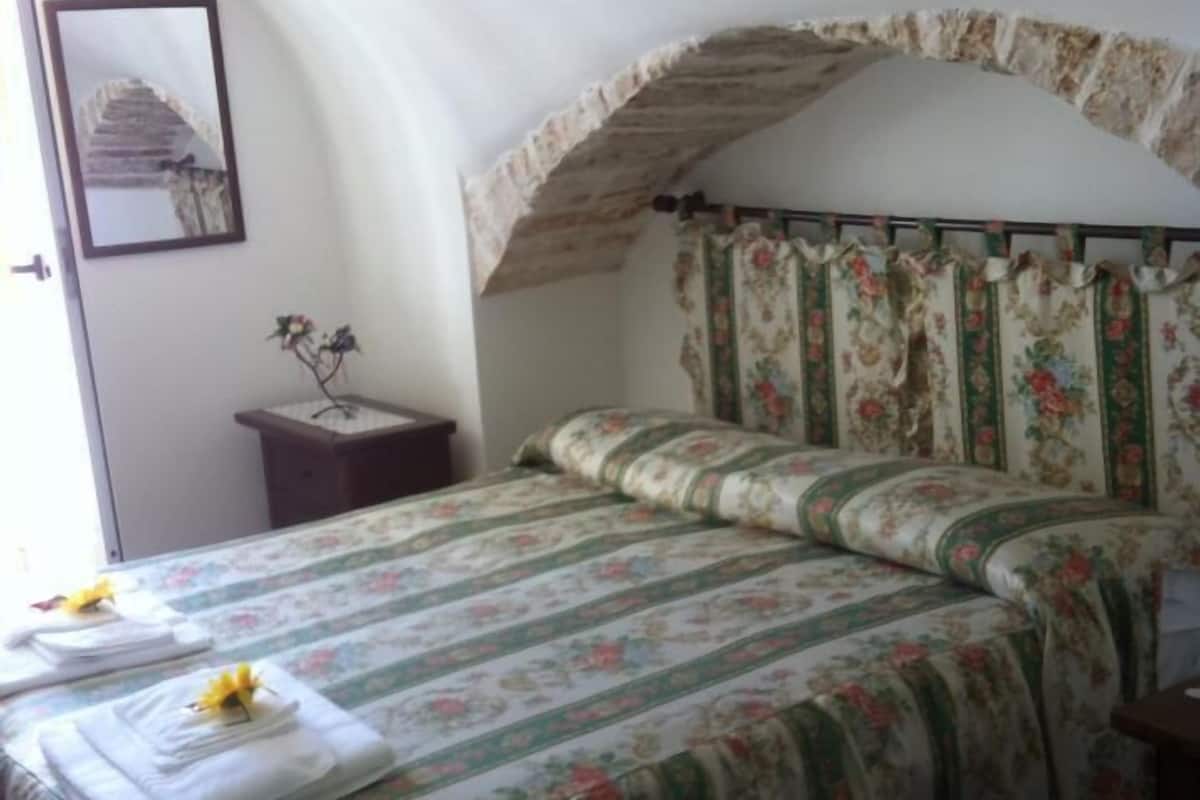 Camera con letto matrimoniale o 2 letti singoli | Tende oscuranti, ferro/asse da stiro, letti aggiuntivi (a pagamento)