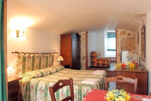 Triple Room | Blackout drapes, iron/ironing board, rollaway beds, free WiFi - B&B Dimora Del Sole (Putignano)