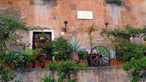 A historic building with a sign reading "Piazza De' Mercanti." - B&B Casetta Roma  (Rome)