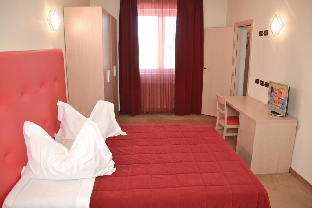 基础双人  房或双床房 | 迷你吧、办公桌、隔音、熨斗/熨板