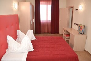 Eenvoudige kamer, 1 twee- of 2 eenpersoonsbedden | Een minibar, een bureau, geluiddichte muren, een strijkplank/strijkijzer