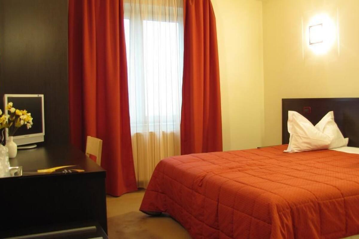 Basic Double or Twin Room | Minibar, desk, soundproofing, iron/ironing board
