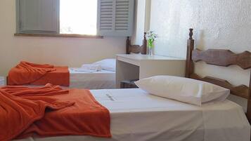Frigobar, cofres nos quartos, escrivaninha