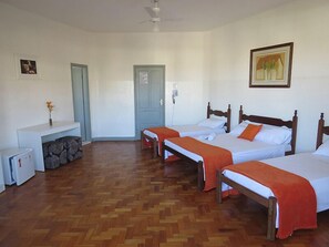 Minibar, caja de seguridad en la habitación y escritorio