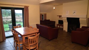 Flat-screen TV - An Creagán Self Catering Cottages (Omagh)