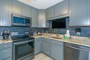 Fridge, microwave, stovetop, dishwasher