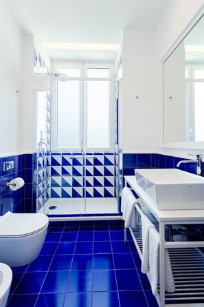 Junior Suite | Bathroom | Shower, rainfall showerhead, hair dryer, bidet