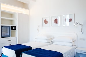 Junior suite | Luxe beddengoed, bedden met traagschuimmatras, een kluis op de kamer