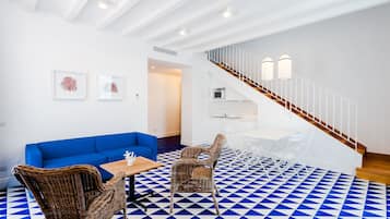 Suíte família, várias camas, cozinha americana | Sala de estar | TV de tela plana