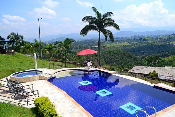 Piscine extérieure, chaises longues