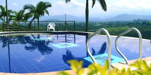 Piscine extérieure, chaises longues