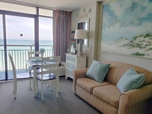 Perushuoneisto | Olohuone | 40–tuumainen televisio, jossa digitaalikanavat