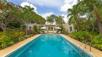 Hồ bơi ngoài trời, ghế dài tắm nắng