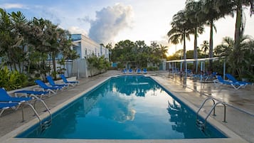 Kolam renang outdoor, dengan kursi berjemur