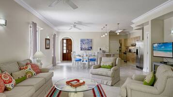 Deluxe Townhome, 3 Bedrooms, Non Smoking | Ruang tamu | TV skrin rata, pemain DVD