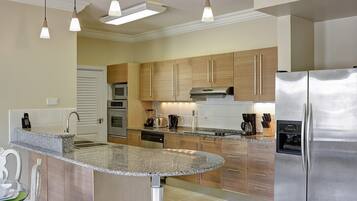 Townhouse Deluks, 3 kamar tidur, Bebas Asap Rokok | Dapur pribadi | Lemari es besar, microwave, oven, dan kompor