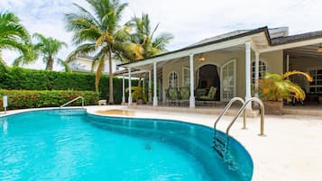 Outdoor pool, pool loungers
