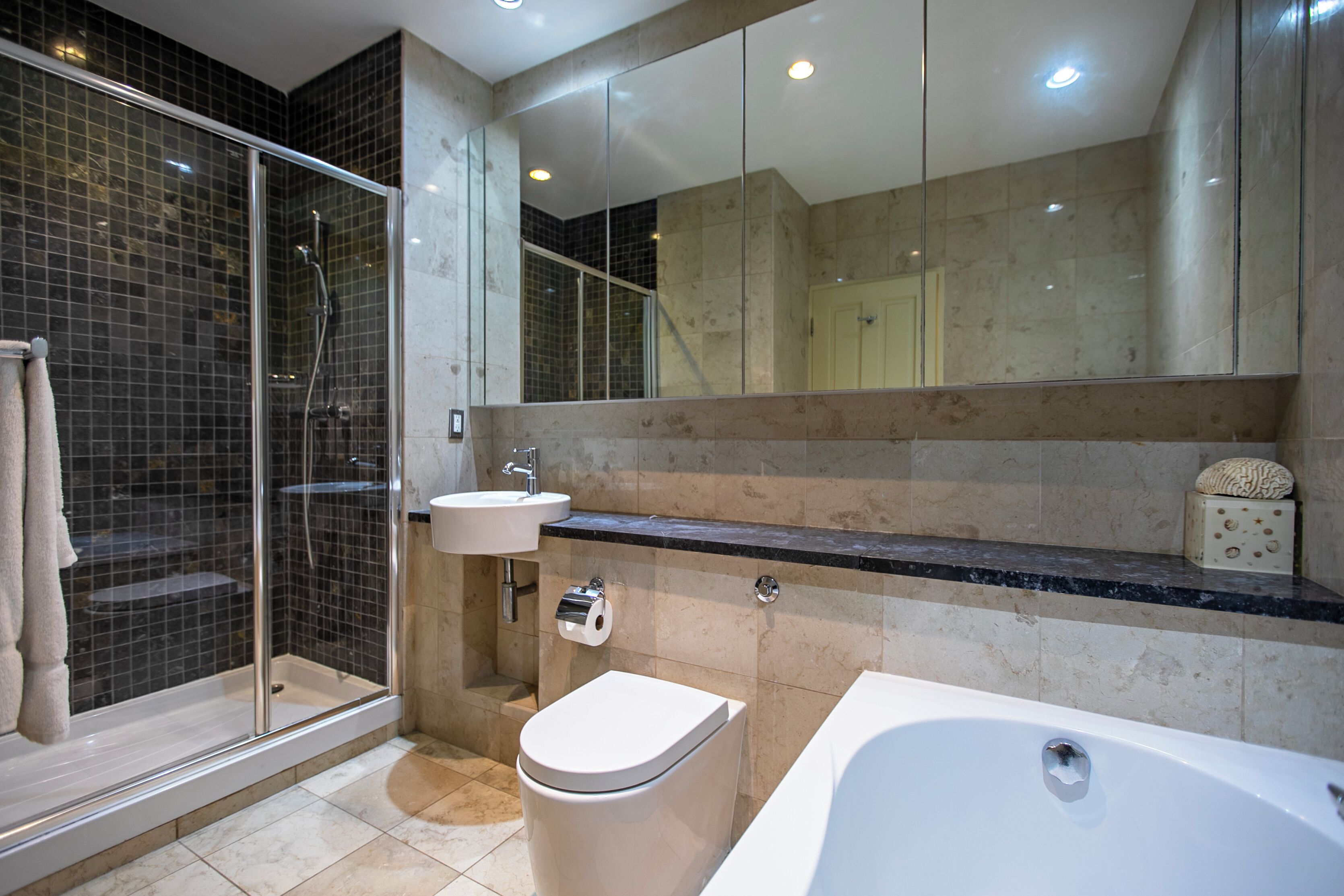Deluxe Apartment, 2 Bedrooms, Non Smoking | Bathroom | Free toiletries, hair dryer, towels