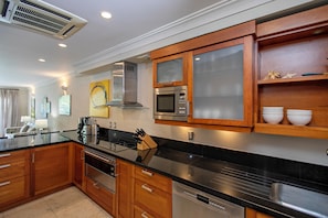 Deluxe Apartment, 2 Bedrooms, Non Smoking | Private kitchen | Full-sized fridge, microwave, oven, stovetop