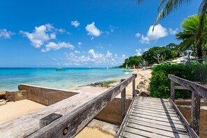 Sur la plage, sable blanc, plongée avec masque et tuba