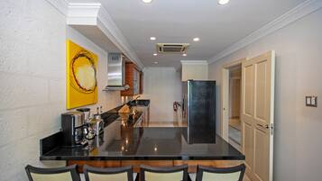 Apartemen Deluks, 2 kamar tidur, Bebas Asap Rokok | Dapur pribadi | Lemari es besar, microwave, oven, dan kompor