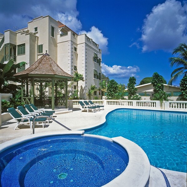 Outdoor pool, sun loungers - Summerlands 106 (Prospect)