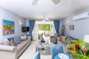 Deluxe Apartment, 3 Bedrooms, Non Smoking | Living area | 55-inch flat-screen TV with cable channels, books - Blue Haven (Prospect)