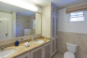 Deluxe Apartment, 3 Bedrooms, Non Smoking | Bathroom - Blue Haven (Bowling Alley Hill)