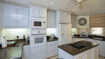 Deluxe Apartment, 3 Bedrooms, Non Smoking | Private kitchen | Full-sized fridge, microwave, oven, stovetop