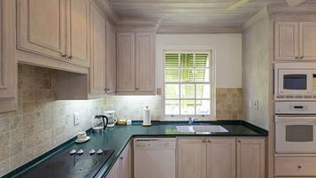 Deluxe Apartment, 2 Bedrooms, Non Smoking | Private kitchen | Full-sized fridge, microwave, oven, stovetop