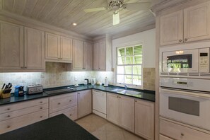Deluxe Apartment, 2 Bedrooms, Non Smoking | Private kitchen | Full-size fridge, microwave, oven, stovetop - Beacon Hill 303 (Mullins)