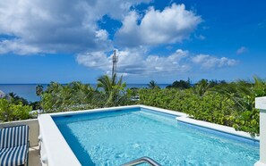 Outdoor pool, sun loungers - Beacon Hill 303 (Mullins)