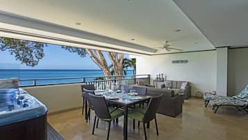 Apartment, 3 Bedrooms, Non Smoking | In-room dining