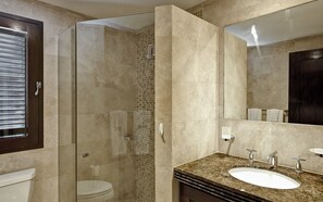 Apartment, 3 Bedrooms, Non Smoking | Bathroom | Free toiletries, hair dryer, towels, toilet paper