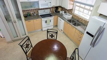 Deluxe Apartment, 2 Bedrooms, Non Smoking | Private kitchen | Full-sized fridge, microwave, oven, stovetop