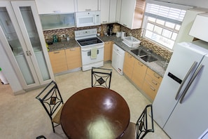 Deluxe Apartment, 2 Bedrooms, Non Smoking | Private kitchen