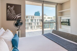 2 bedrooms, Egyptian cotton sheets, premium bedding, down comforters - V&A Waterfront Luxury Residences - WHosting (Cape Town)