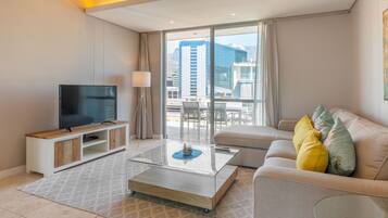 Luxe appartement, 2 slaapkamers, keuken, uitzicht op zee | Woonruimte | Ledtelevisie en Netflix