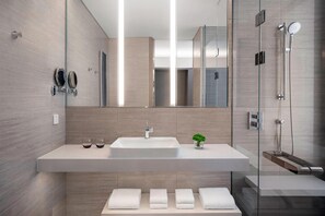 Shower, rainfall showerhead, free toiletries, hair dryer - Courtyard by Marriott Shanghai Minhang (Shanghai)