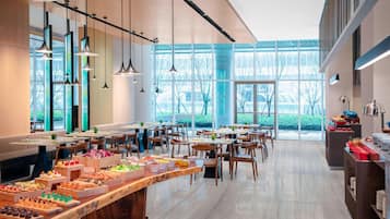 供应早餐、午餐和晚餐,本地与国际菜