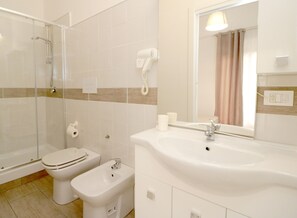 Double or Twin Room, Ensuite, Garden View (Sabbia) | Bathroom | Shower, free toiletries, hair dryer, bidet