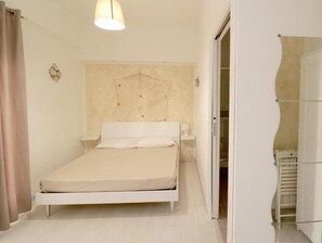 Hipoallergén ágynemű, minibár, íróasztal és sötétítőfüggöny