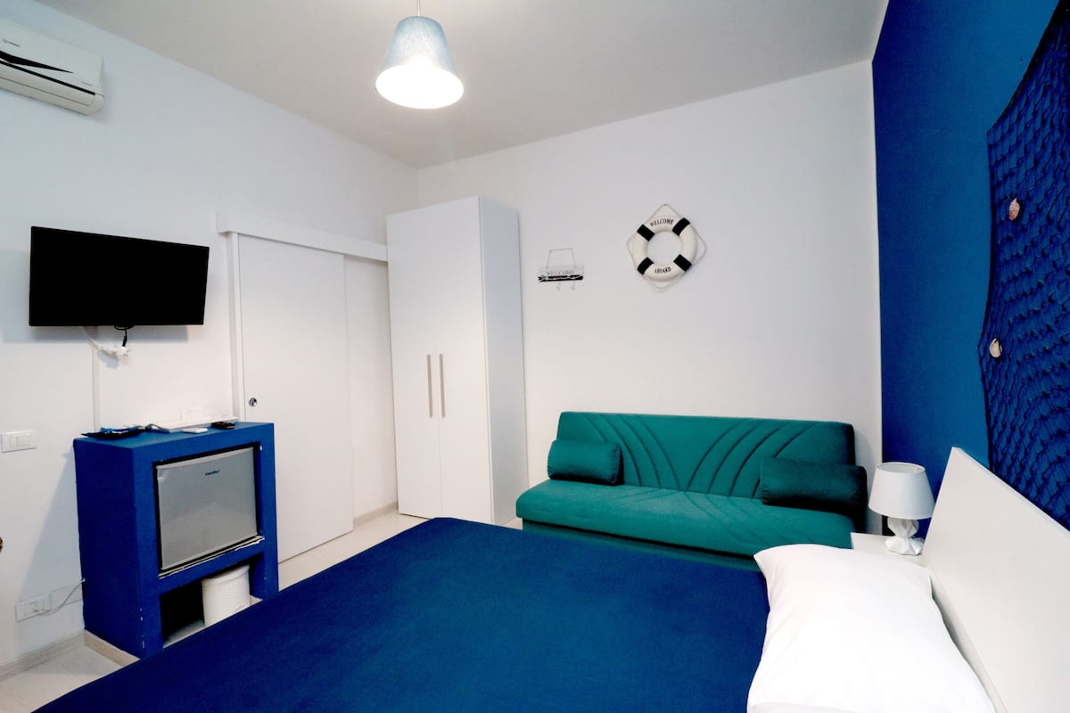 Standard Triple Room, Ensuite, Garden View (Mare) | Hypo-allergenic bedding, minibar, desk, blackout drapes