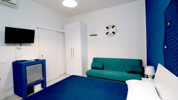 Tripla Standard, bagno in camera, vista giardino (Mare) | Biancheria da letto ipoallergenica, minibar, una scrivania