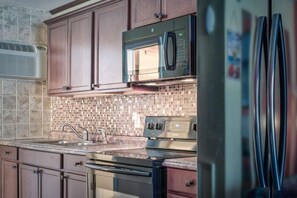 House | Private kitchen | Fridge, microwave, oven, freezer - Wave Rider 124 (Myrtle Beach)